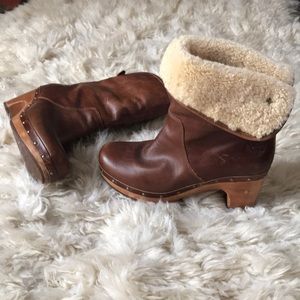 Womens Lynnea UGG Leather Shearling Boot /  Clog